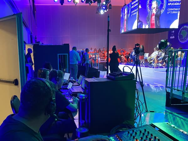 Estrutura audiovisual instalada em um evento corporativo