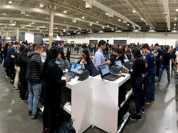 Atendimento de credenciamento com entrega de identificação em um evento