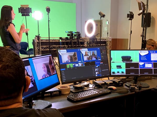 Estúdio de transmissão ao vivo com câmeras, iluminação e monitores